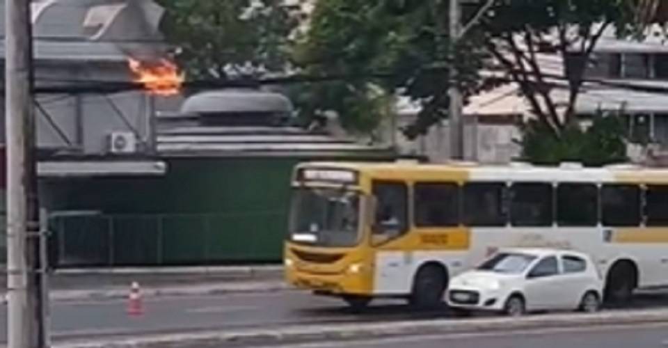 Fiação da rede de energia elétrica pega fogo no bairro do Stiep, em Salvador