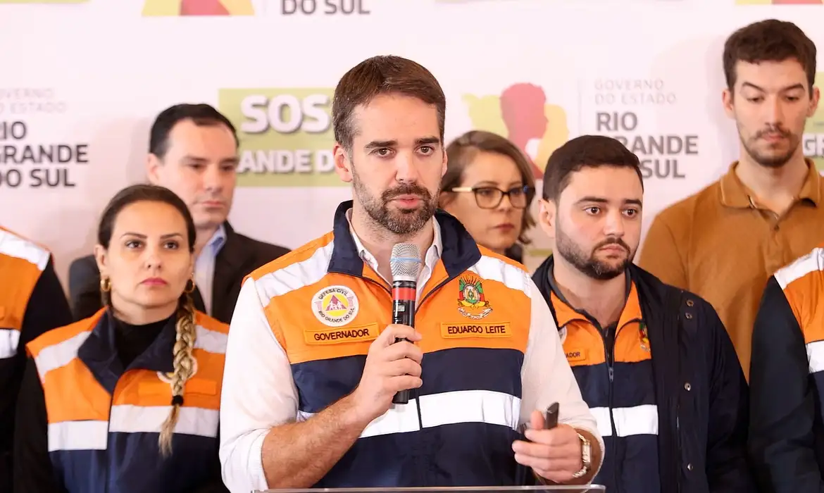 Rio Grande do Sul: após dizer que doações podem atrapalhar comércio local, Eduardo Leite pede desculpas