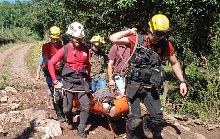 Bombeiros baianos carregam vítima por trilha de 3 km; veja vídeo