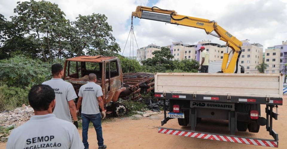 Semop remove 255 veículos e 10 barcos abandonados nas vias de Salvador