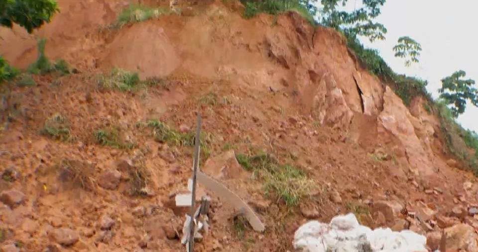 Instabilidade de encosta ameaça segurança de moradores no bairro de Sete de Abril