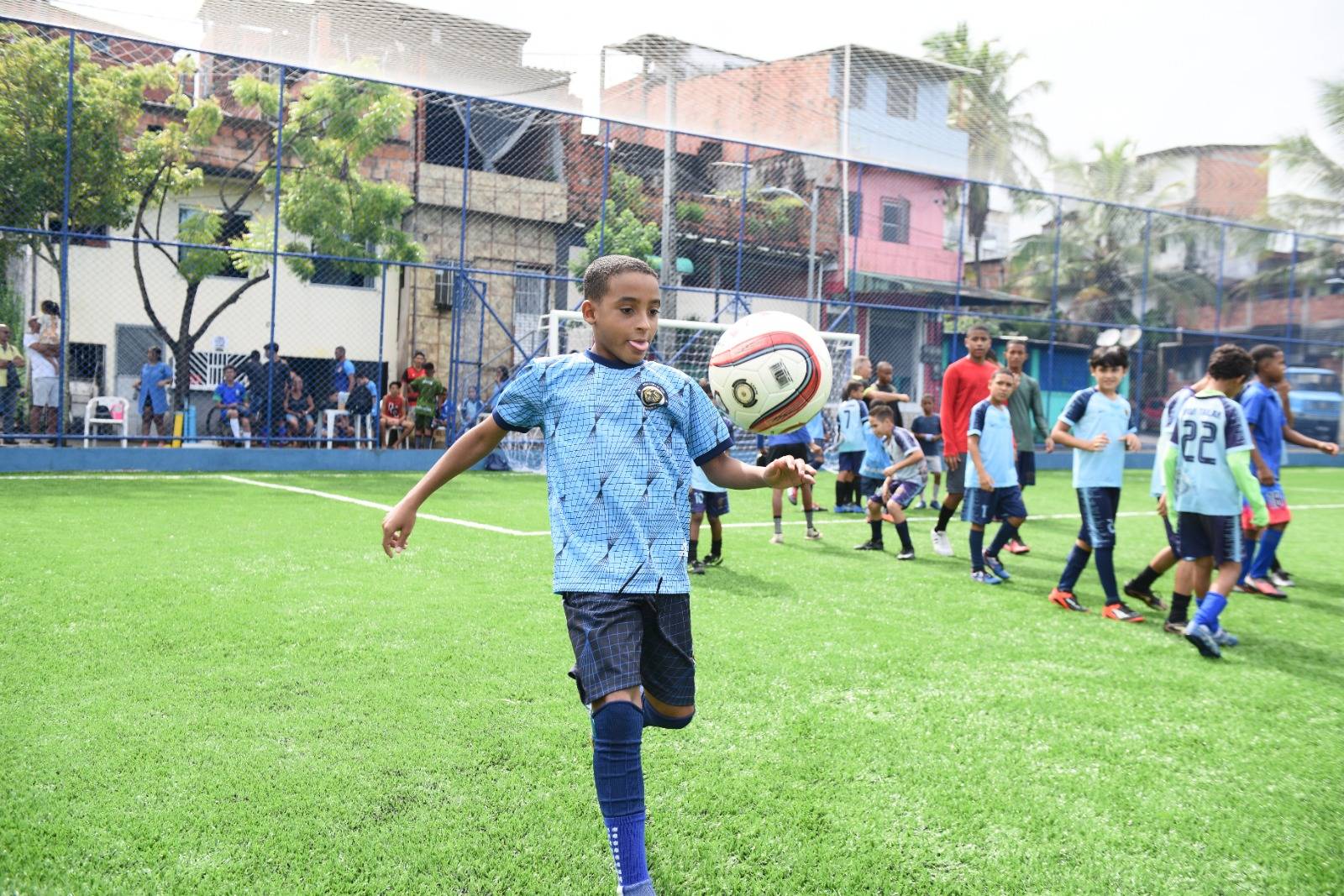 Prefeitura inaugura campo de futebol em Paripe; 46 campos com grama sintética já foram entregues em Salvador