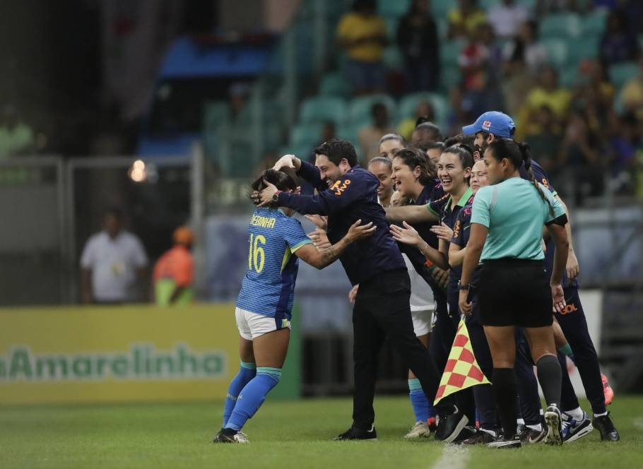 Arthur Elias se encanta com atmosfera criada pela torcida baiana e avalia desempenho do Brasil