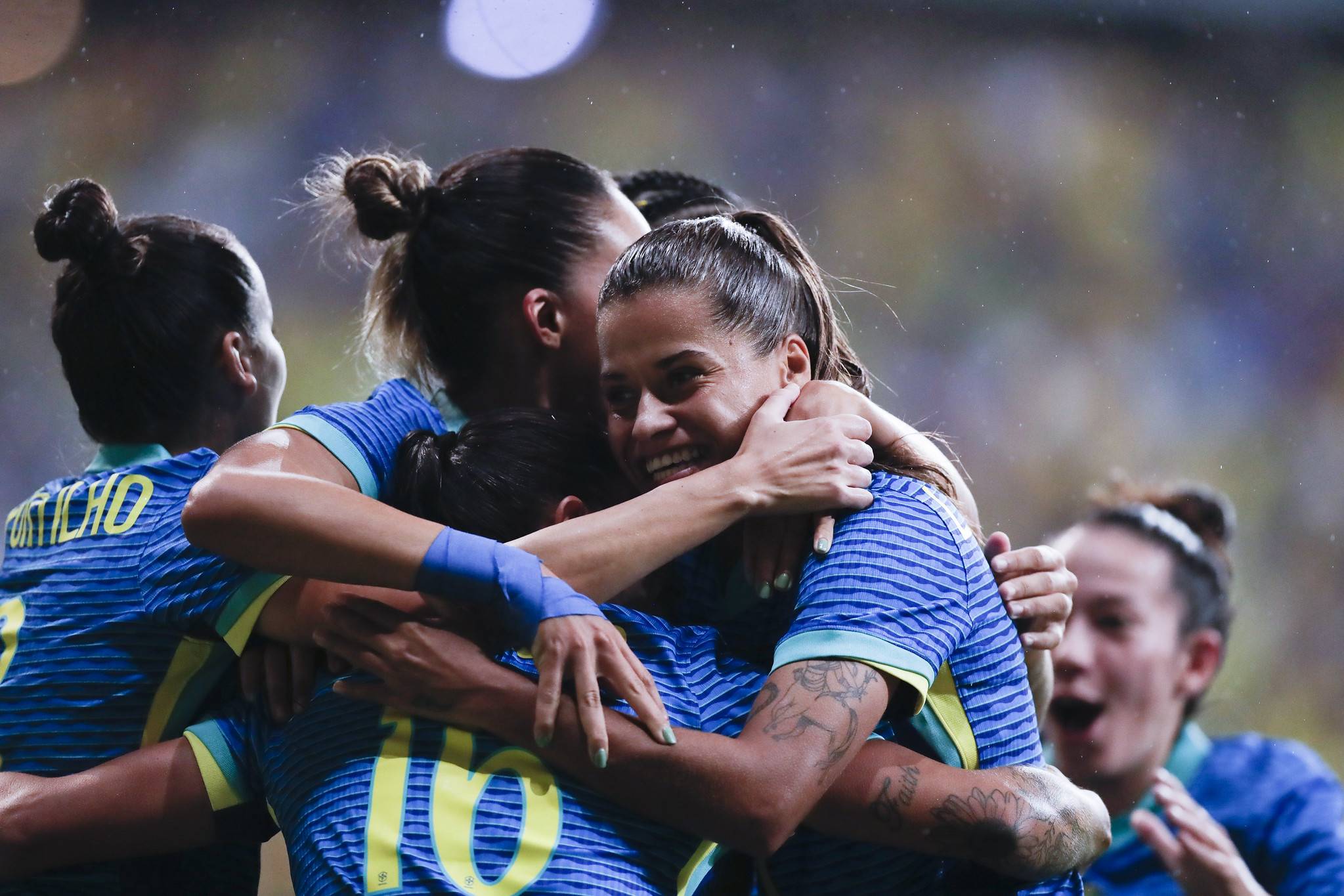 Com grande apoio da torcida e gol de Marta, Brasil goleia a Jamaica em amistoso na Arena Fonte Nova