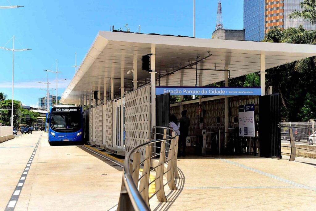 Linha B4 do BRT passa a fazer paradas em estações no Itaigara nesta quarta (12)