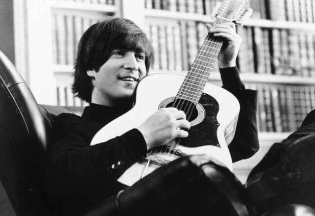 Compraria? Violão de John Lennon é leiloado por R$ 14,5 milhões