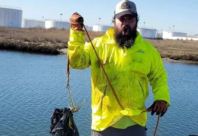 Sortudos: casal encontra cofre com mais de R$ 500 mil em pesca magnética em Nova York