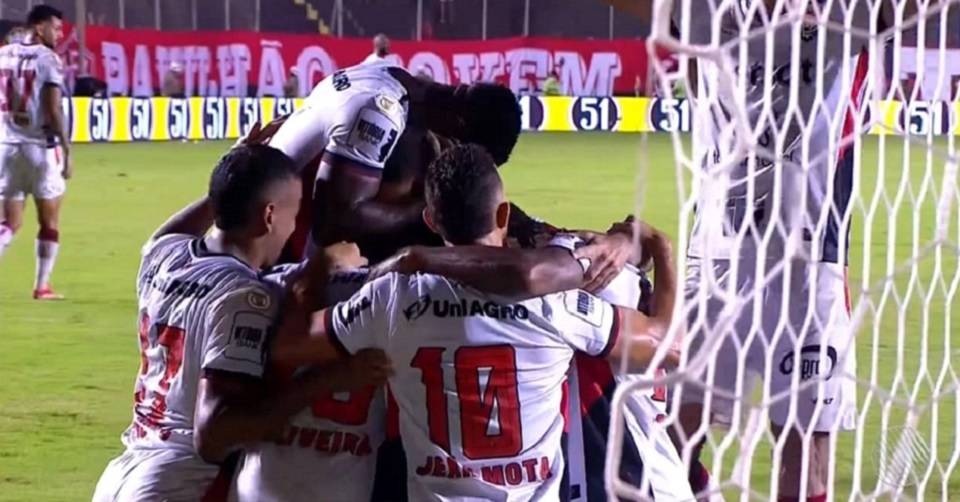 Vitória supera o Inter no Barradão e ganha sua primeira partida no Brasileirão