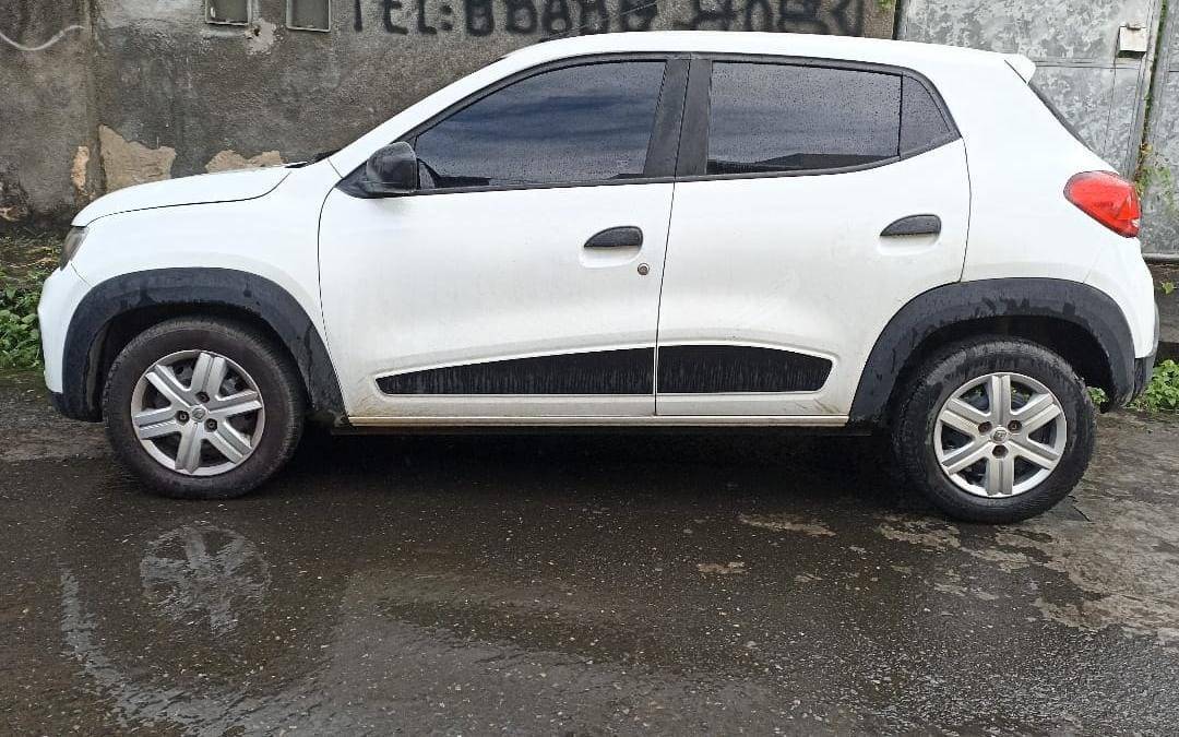 Polícia Militar recupera carro roubado no bairro de Piatã, em Salvador