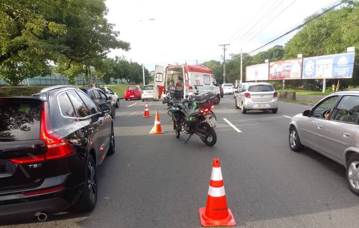 Acidente entre moto e caminhão deixa ao menos um ferido na Avenida Paralela