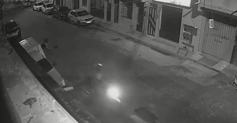 VÍDEO: câmeras flagram momento em que mulher é arremessada ao chão durante assalto