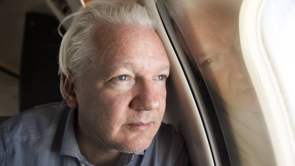 'Aproximando-se da liberdade': WikiLeaks posta foto de Julian Assange a caminho do tribunal