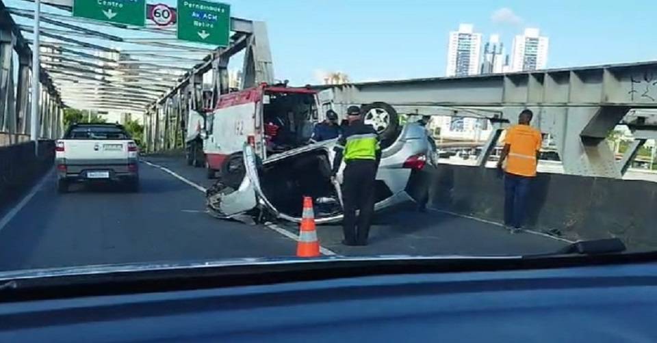 Carro capota e motorista fica gravemente ferido na ligação entre Cabula e Via Expressa