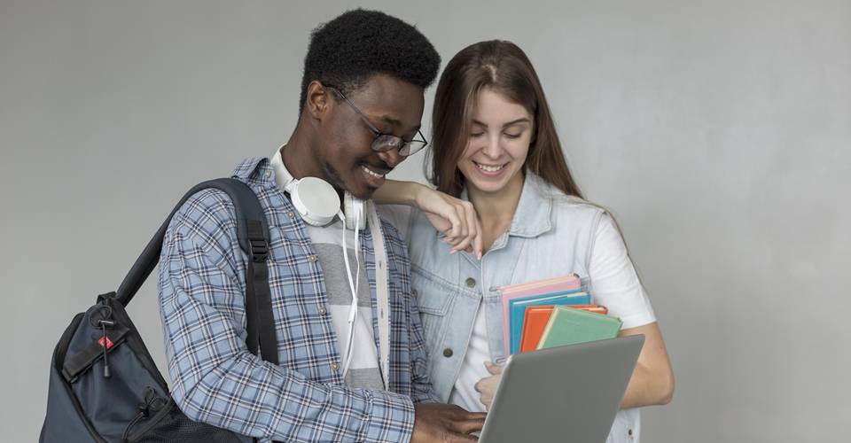 Senado aprova bolsa de pelo menos R$ 700 para estudantes de baixa renda do ensino superior