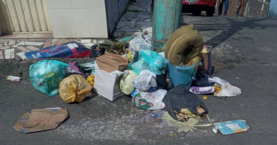 Moradores do bairro da Liberdade reclamam de irregularidade na coleta de lixo