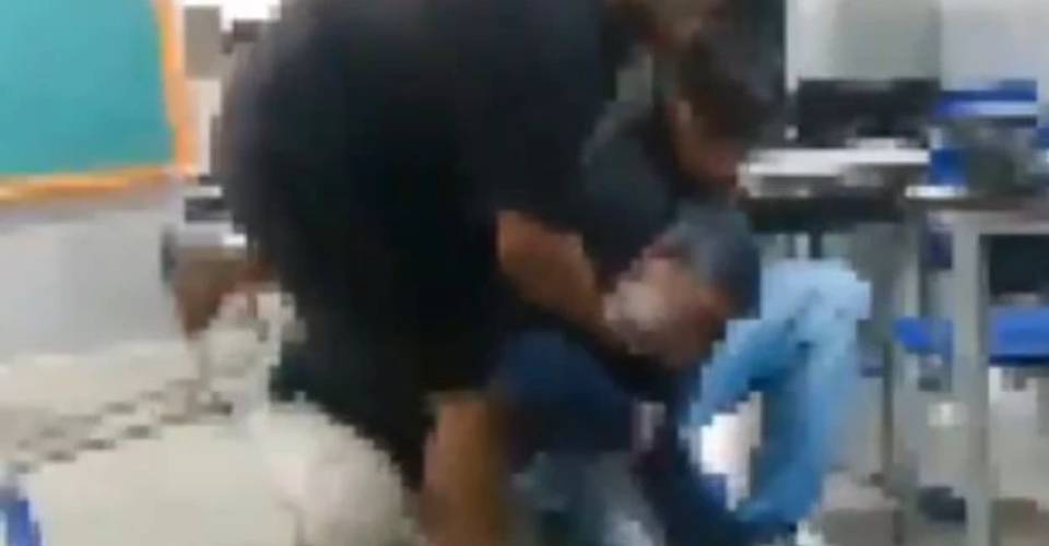 Aluno agride professor com golpe de "mata-leão" em sala de aula; veja vídeo