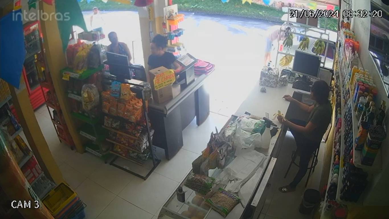 VÍDEO: câmera flagra momento em que homem é executado dentro de mercadinho