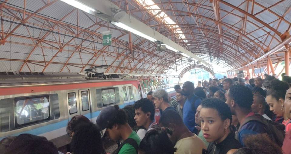 Trem do metrô fica quase uma hora parado e gera tumulto entre passageiros, em Salvador