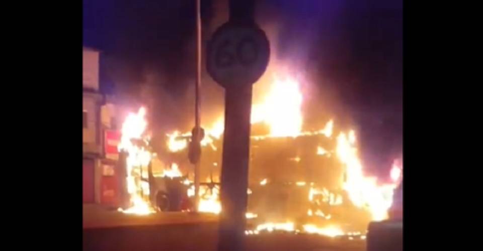 Criminosos retiram rodoviários e passageiros de ônibus e ateiam fogo no coletivo, em Salvador