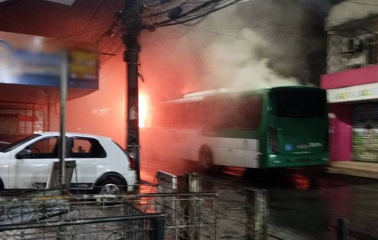 Ônibus é incendiado em São Marcos em dia de protesto no bairro; vídeo