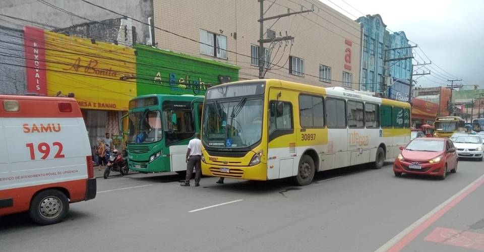 Acidente envolvendo dois ônibus deixa nove feridos no bairro da Calçada, em Salvador