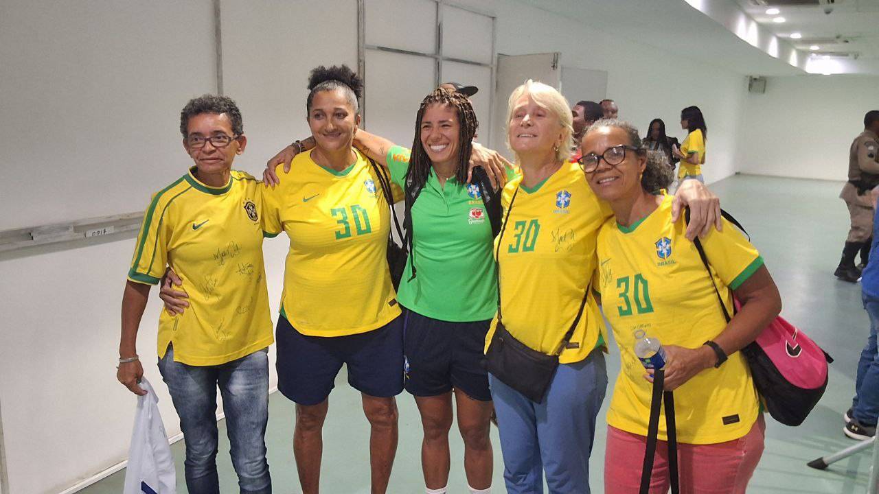 Pioneiras da Seleção Feminina visitam atletas após amistoso e se emocionam com apoio do público