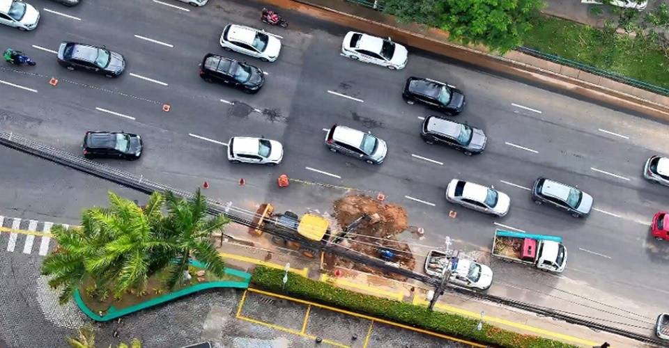 Trânsito fica congestionado após obra emergencial da Embasa, na Av. Tancredo Neves