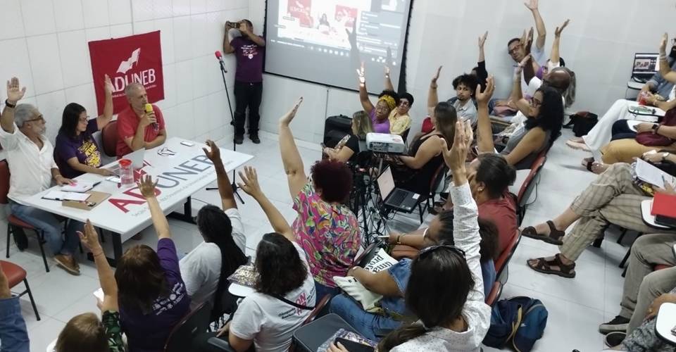 Professores das universidades estaduais da Bahia aprovam indicativo de greve