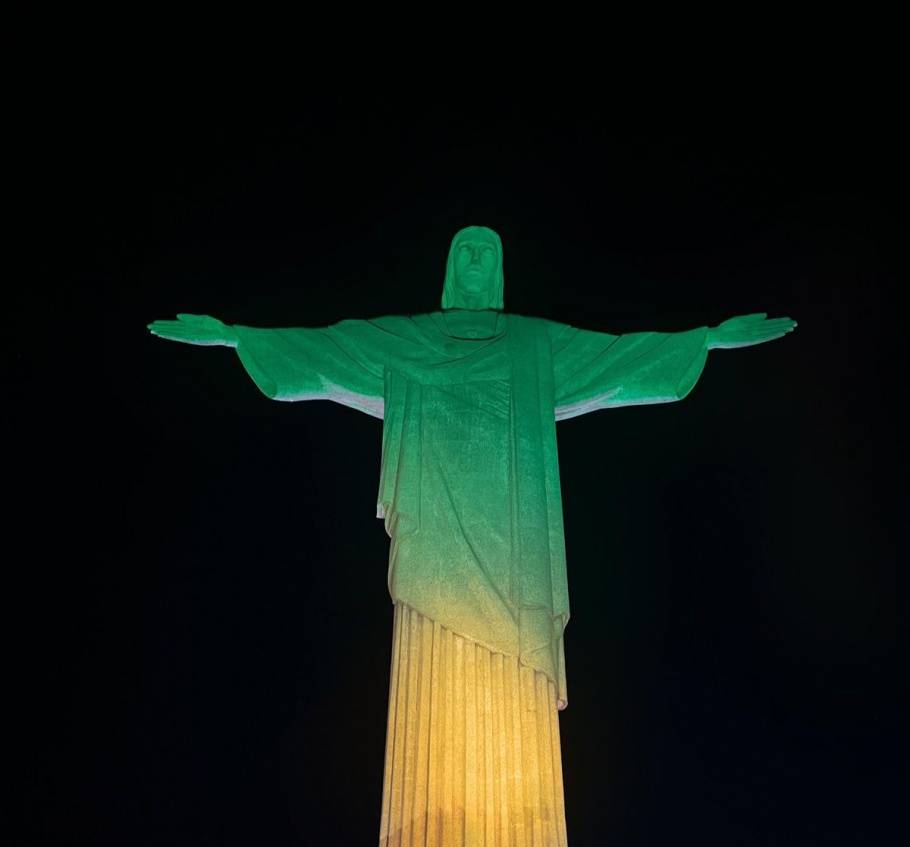 Cristo Redentor é Iluminado em comemoração aos 30 anos do Tetra da Seleção Brasileira