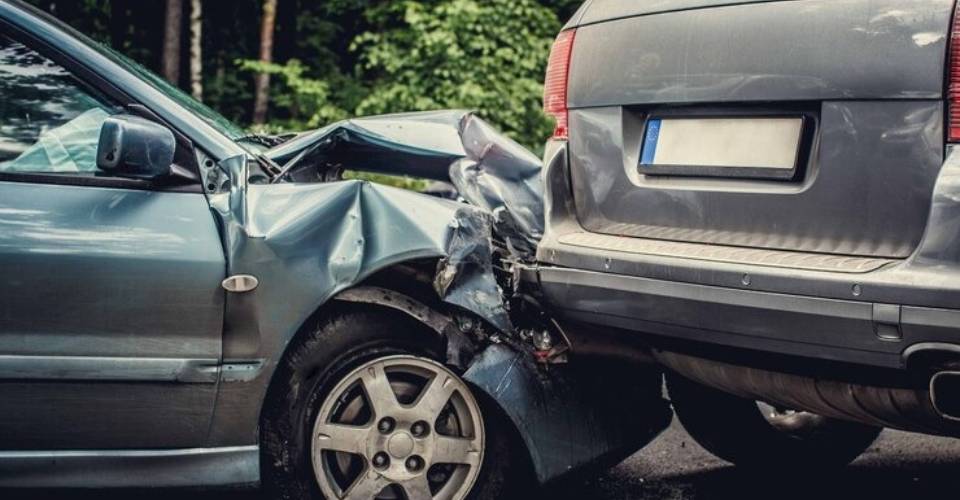 Dois carros colidiram na madrugada desta sexta (5) na Avenida Garibaldi