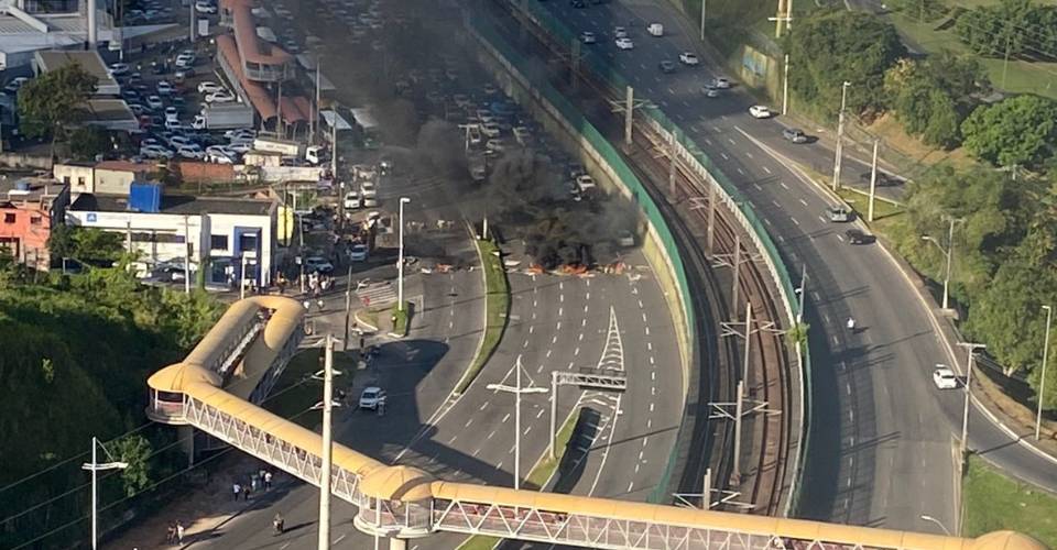 Manifestação em protesto à assassinato de criança de 8 anos por vizinho congestiona Paralela