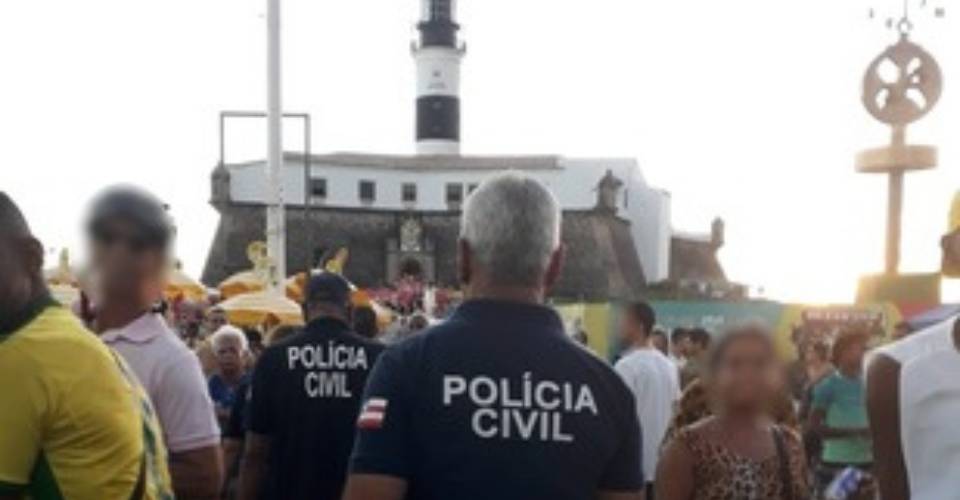 Suspeito por importunação sexual é preso sem roupas após assediar mulher no Farol da Barra