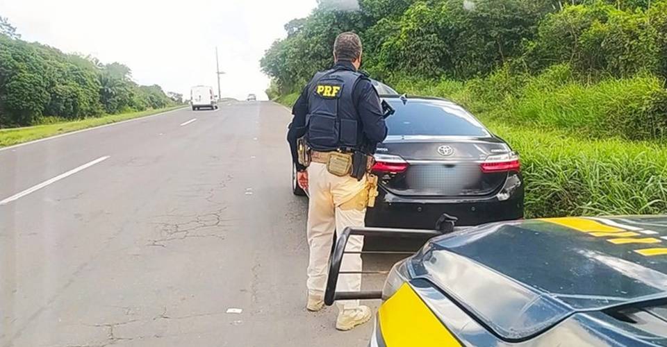 Homem é detido com carro roubado e afirma ter comprado veículo no mesmo dia