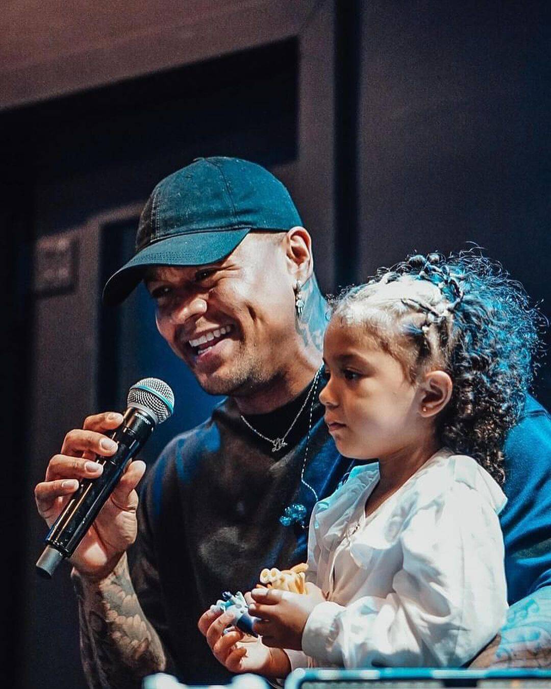 Léo Santana compartilha vídeo em que sua filha Liz canta sua nova música: 'Papai, eu sei cantar sua música'