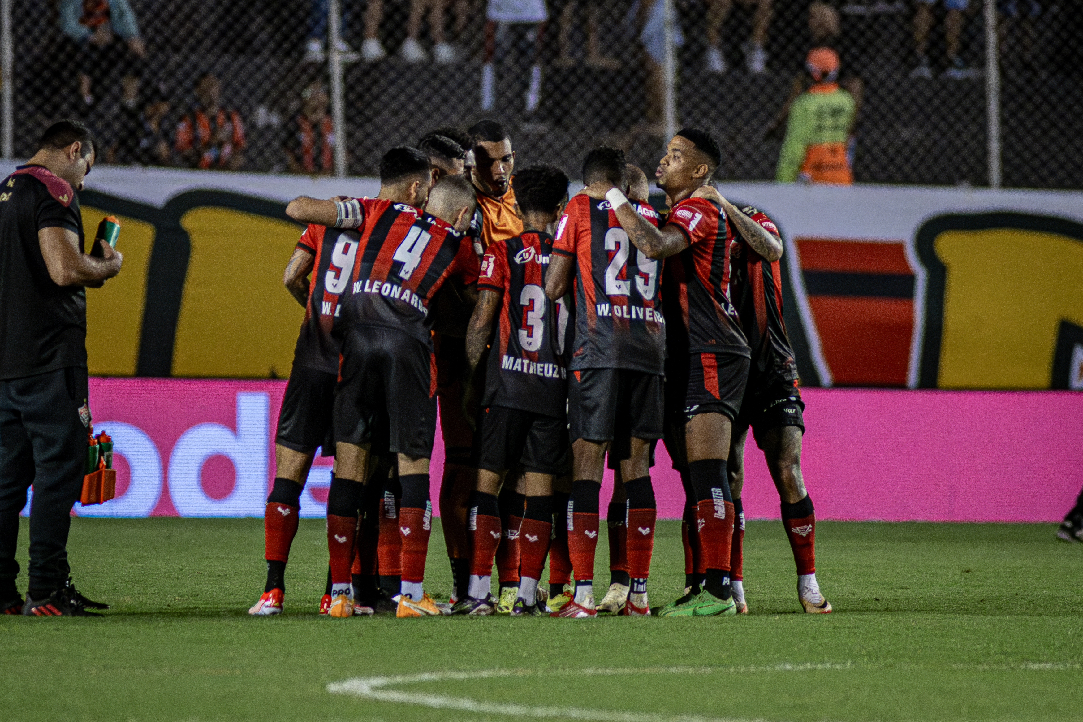 Com gol no fim, Vitória é superado pelo Flamengo em pleno Barradão