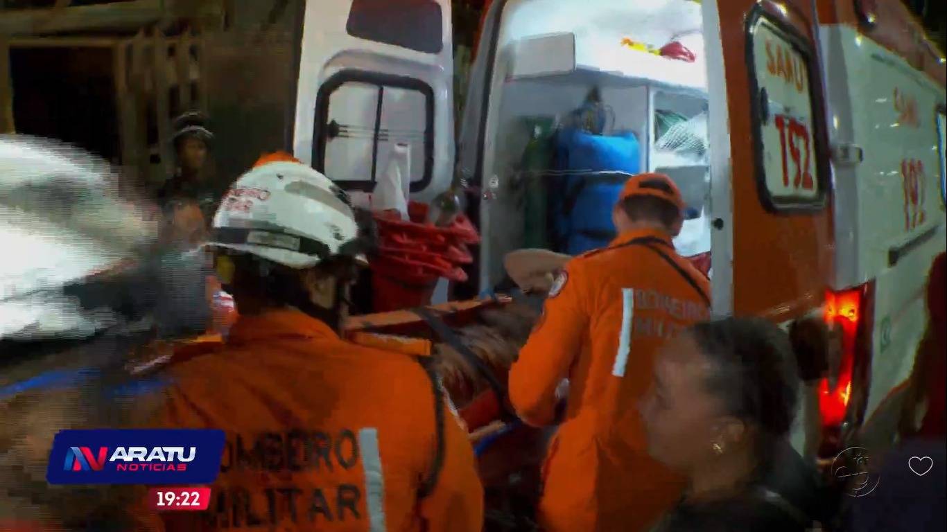 Após mais de sete horas soterrado, homem é retirado de buraco na Avenida Gal Costa