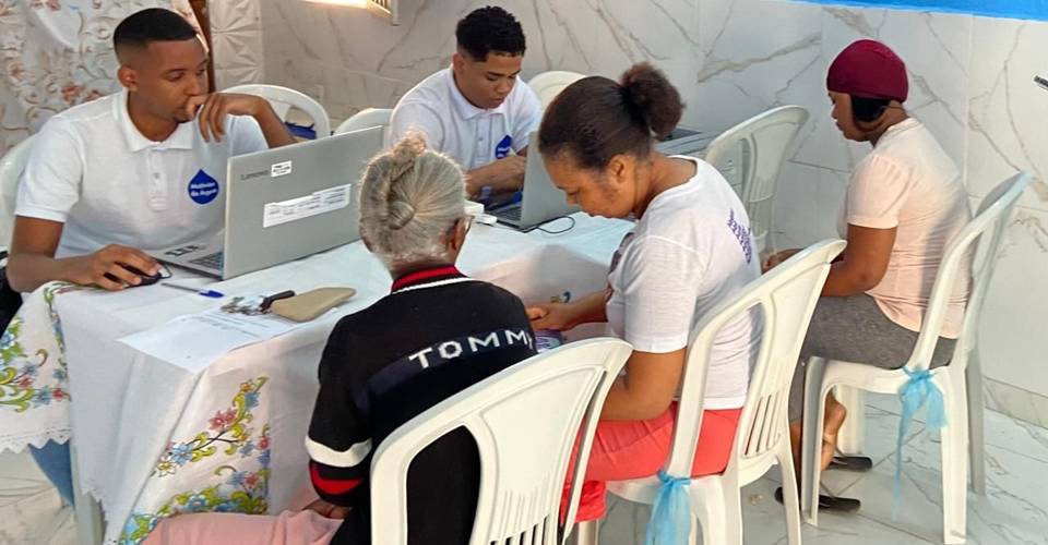 Moradores de Simões Filho recebem serviço itinerante da Embasa