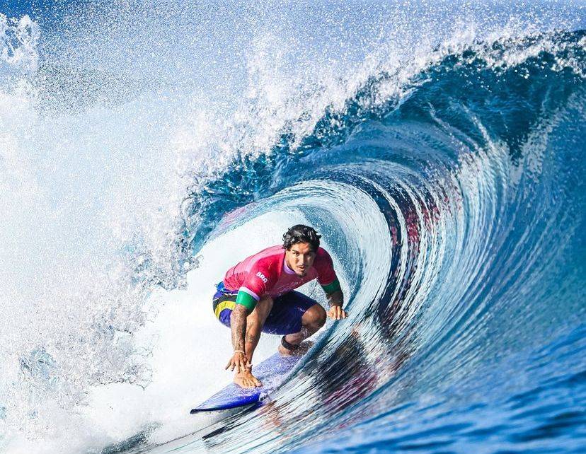 Surfista Gabriel Medina bate recorde olímpico e vence 'revanche' contra japonês