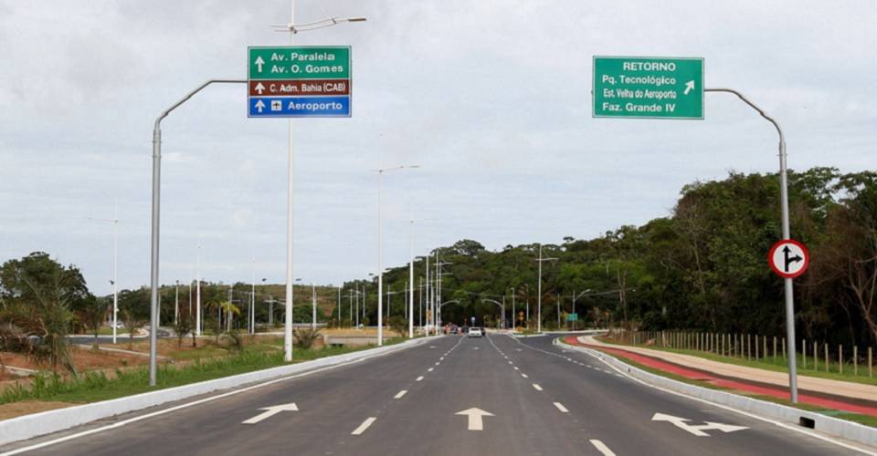 Trio rouba carro, troca tiros com PMs, abandona veículo e consegue escapar, na Av. 29 de Março