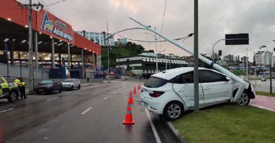 Condutora perde controle de carro e colide veículo com poste na Av. Vasco da Gama