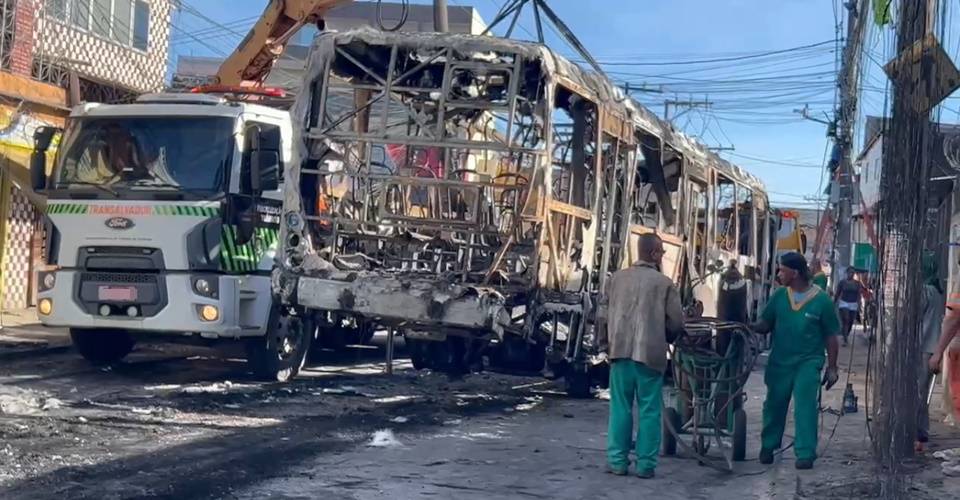 Ônibus incendiado é removido da Estrada das Barreiras e energia é religada na região