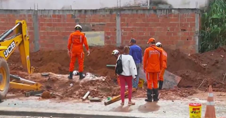 Funcionário de obra é soterrado por barro e fica preso em buraco, na Avenida Gal Costa