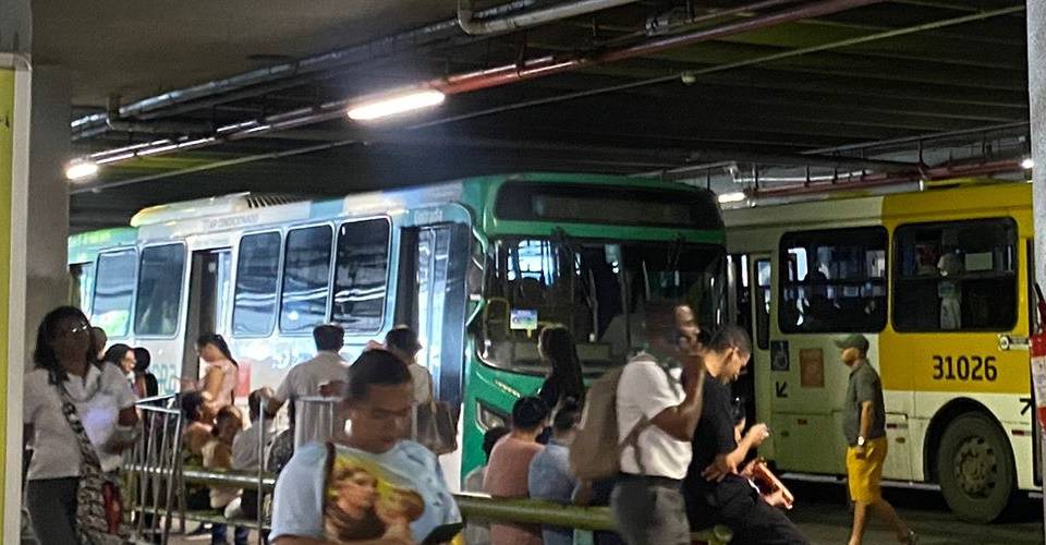 Saída da Estação da Lapa é bloqueada em meio a assembleia dos rodoviários e passageiros ficam sem transporte