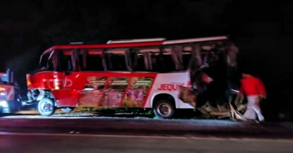 Batida entre caminhões e ônibus de viagem deixa 16 feridos na Bahia