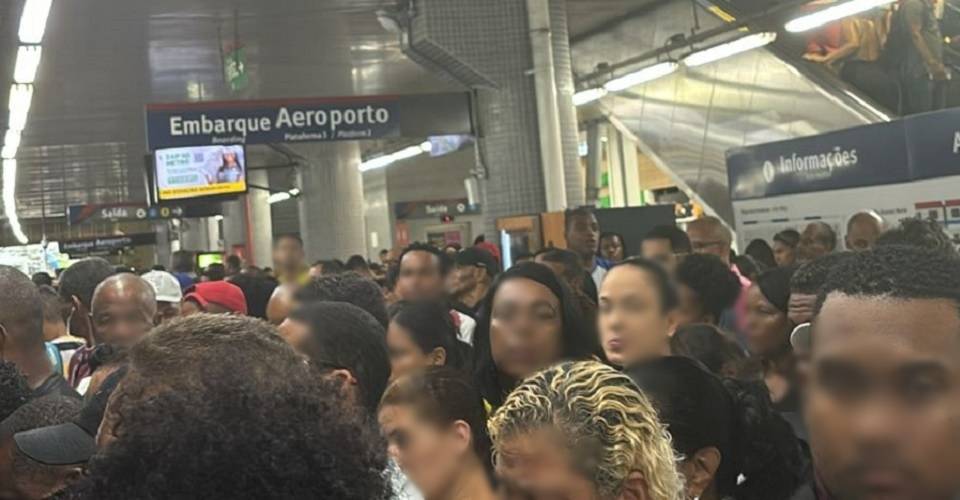 Com lentidão de trens, usuários enfrentam transtornos no metrô, em Salvador