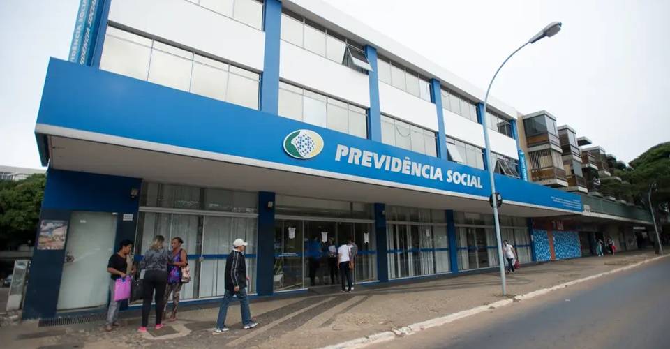 Servidores do INSS entram em greve por tempo indeterminado