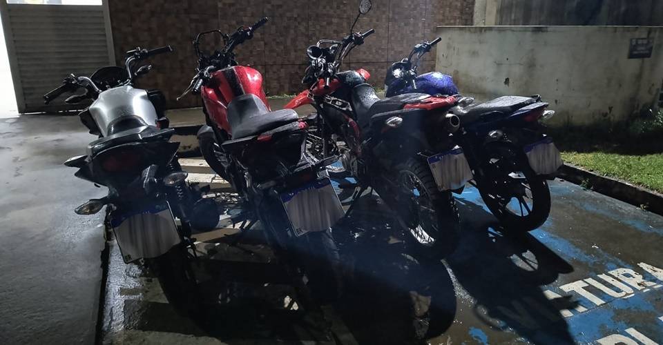 Quarteto é preso com motos roubadas em 'desmanche' no bairro da Sussuarana