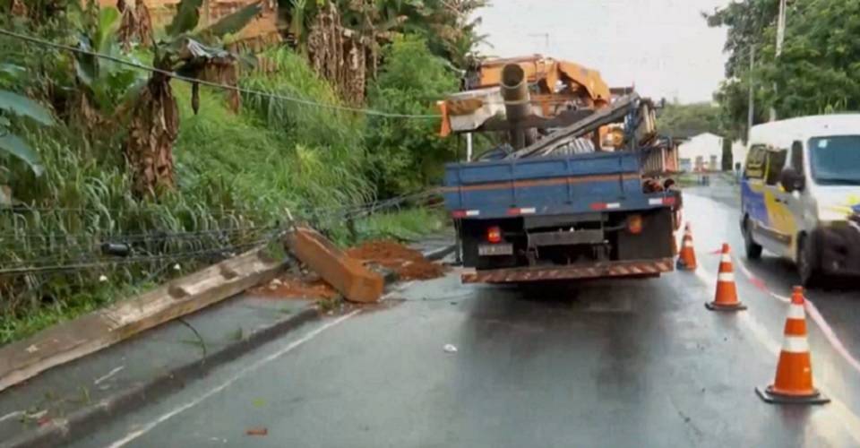 Carro derruba poste e trânsito fica interditado em região do bairro de Cajazeiras