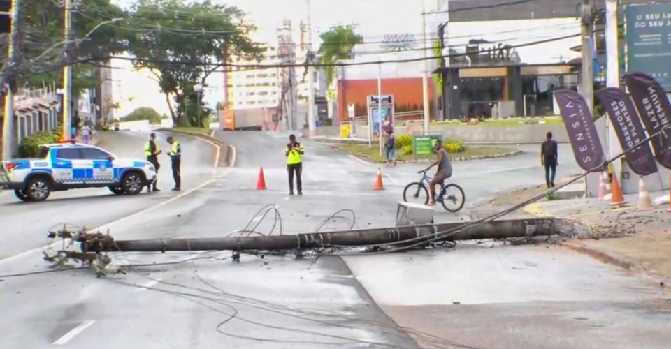 Motorista perde controle e carro derruba poste no Caminho das Árvores