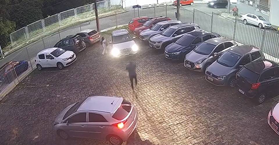 Dupla é presa por roubo de carro em estacionamento de faculdade da UFBA